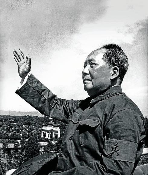 Mao Tse-tung arenga a las masas desde la Puerta de Tiananmén